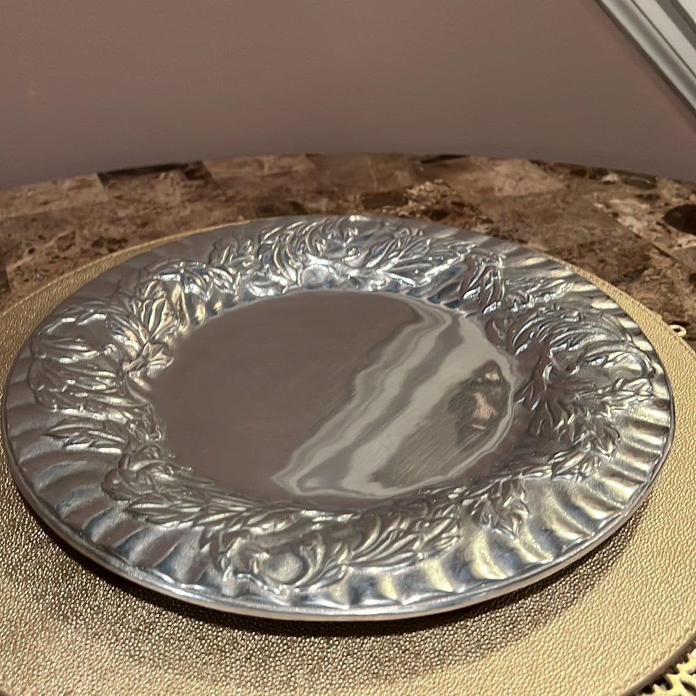 Wilton Armetale Acanthus Round Tray